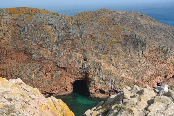 Gruta de la Berlenga con agua turquesa