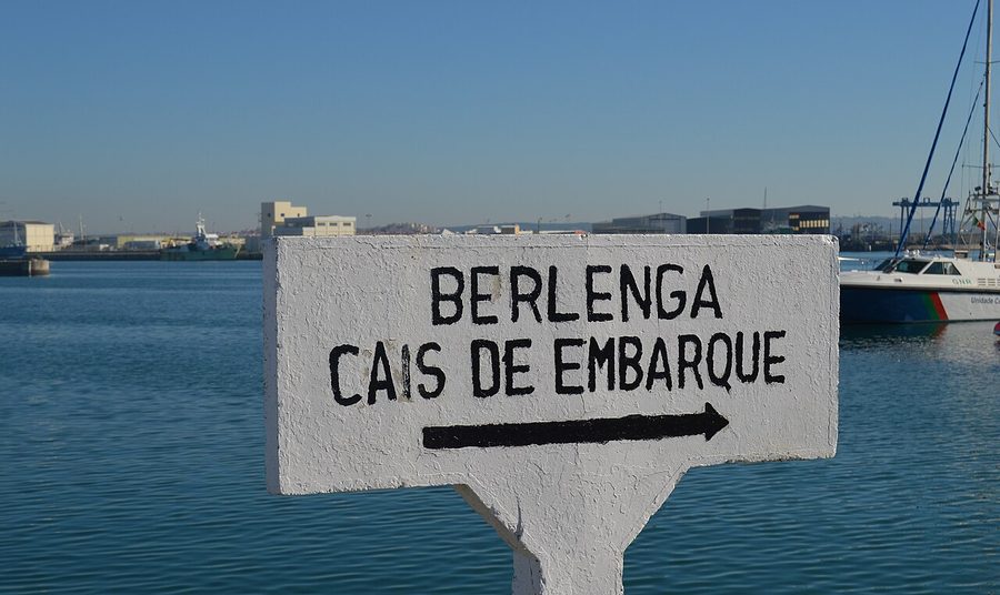 Cartel «Berlenga – cais de embarque» en el puerto de Peniche