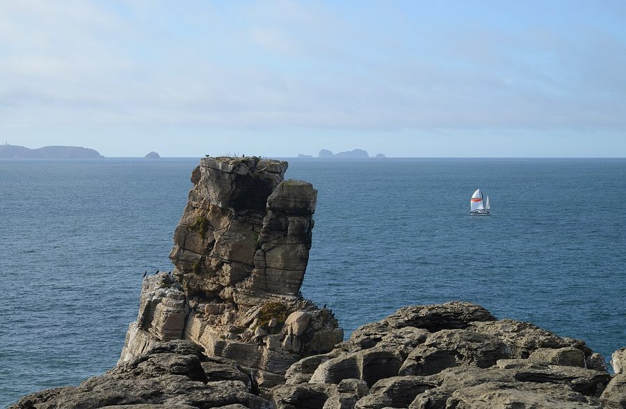Las Berlengas en el horizonte desde el cabo Carvoeiro, en Peniche
