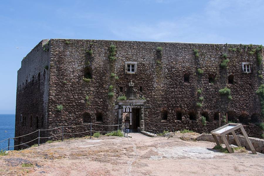 El fuerte de San Juan Bautista al pie del acantilado