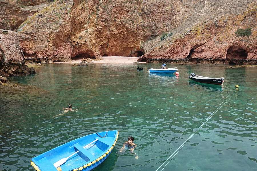 Bañistas y barcas en la cala de la Berlenga